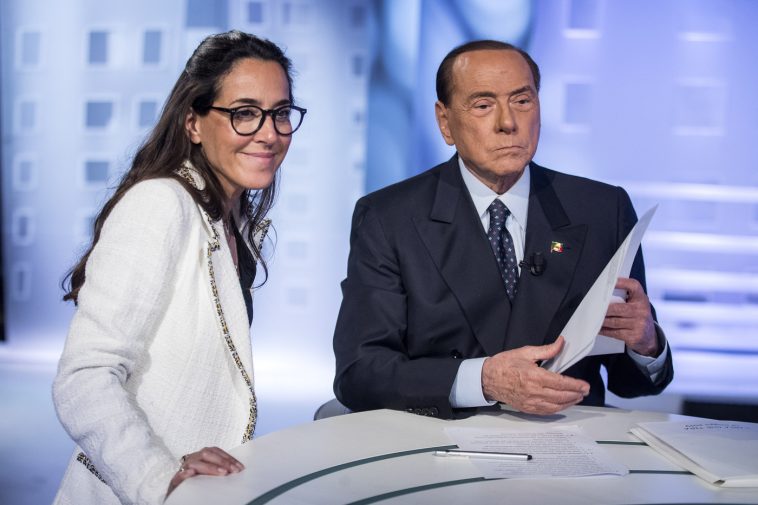 Berlusconi vede Meloni e chiede la Giustizia, Ronzulli pompiere: “Mio caso mai esistito”. Calenda si smarca: “Renzi al governo? Chiedete a lui…”