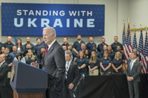 Biden alla fabbrica Lockheed Martin: “Con le nostre armi gli ucraini si prendono gioco dei russi”