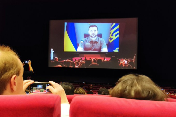 Guerra Ucraina-Russia, Putin: “Da Occidente suicidio energetico”, standing ovation a Cannes per Zelensky: “Il dittatore perderà”