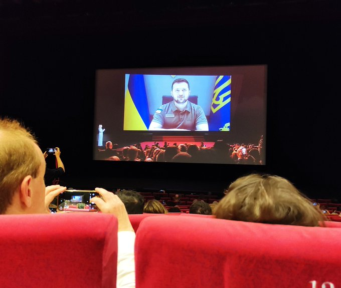 Guerra Ucraina-Russia, Putin: “Da Occidente suicidio energetico”, standing ovation a Cannes per Zelensky: “Il dittatore perderà”