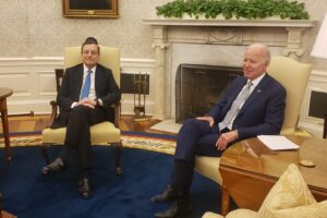 Guerra Ucraina-Russia, Draghi a Biden: “Putin voleva dividerci, ha fallito”. Asse Macron-Cina: “Necessario cessate il fuoco”. Forze speciali bielorusse al confine