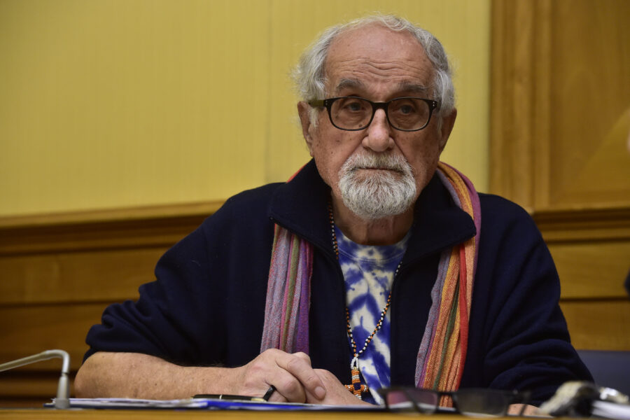 “La guerra ha già un vincitore: l’industria delle armi”, intervista a padre Alex Zanotelli