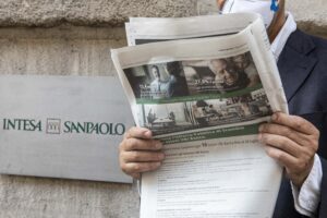 GIORNALE CON PUBBLICITA OPS OFFERTA PUBBLICA DI SCAMBIO LOGO INTESA SAN PAOLO
 SANPAOLO TARGA QUOTIDIANO PUBBLICITA’ 17 AZIONI INTESA SANPAOLO OGNI 10 AZIONI UBI BANCA
