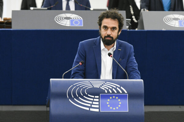 Perché Dino Giarrusso ha lasciato il Movimento 5 Stelle: sotto accusa la leadership di Conte