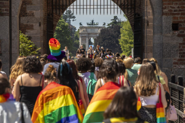 Omofobia, caro De Luca le bandiere colorate non bastano: servono le azioni
