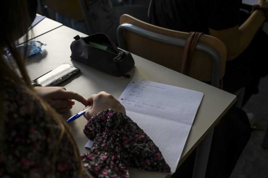 PRIMO GIORNO DI SCUOLA AL LICEO ISACCO NEWTON DI ROMA STUDENTI  RIAPERTURA DELLE SCUOLE CLASSE AULA BANCHI LEZIONE