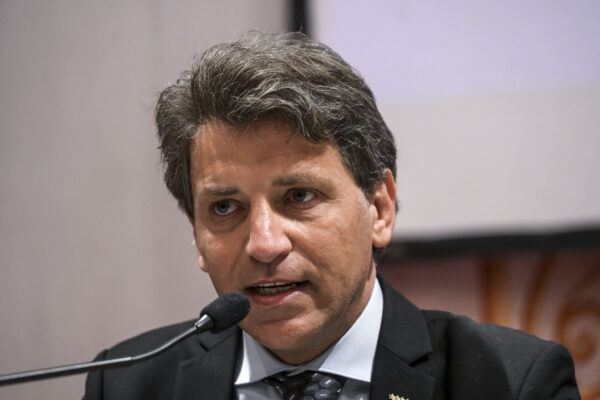 “Draghi abbia più rispetto del Parlamento”, intervista a Gianluca Ferrara