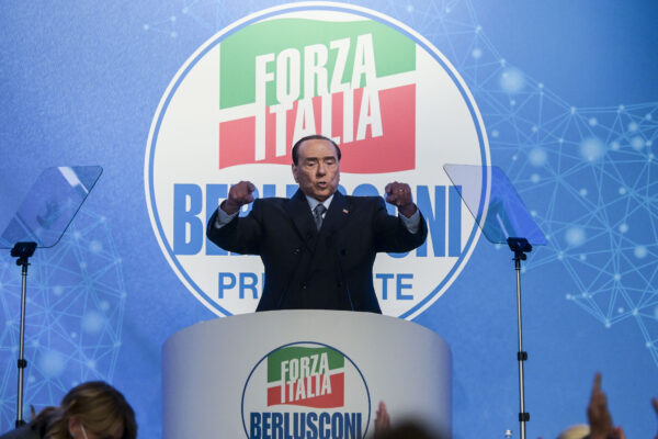 Colpo d’ala di Berlusconi: “In guerra a nostra insaputa”