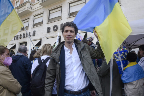 “Tutte le balle di Putin sulla denazificazione: qui è in corso uno sterminio”, il racconto di Riccardo Magi dall’Ucraina