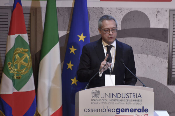 Fuga da Confindustria, Bonomi si defila ma De Luca umilia gli industriali napoletani: “Totale immobilismo”