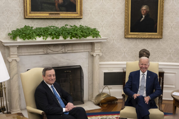 Draghi chiede a Biden uno sforzo per la pace: “La Russia non è invincibile, negoziamo”