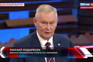 Khodaryonok, l’ex colonnello russo che sbugiarda il Cremlino sulla tv di Stato: “Mosca isolata, la situazione in Ucraina peggiorerà”