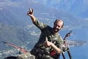 In fuga da due mesi nei boschi e sfamato dalla gente, l’appello del papà: “Sei innocente, arrenditi”