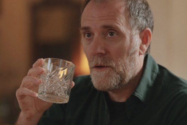 Nuovo singolo delle Ebbanesis, Valerio Mastandrea e Lino Musella protagonisti del videoclip