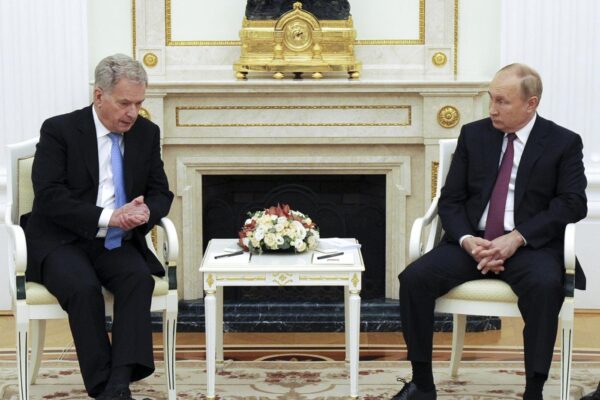 Guerra Ucraina-Russia, Putin contro Helsinki: “Errore fine neutralità”. Turchia offre nave per evacuazione Azovstal