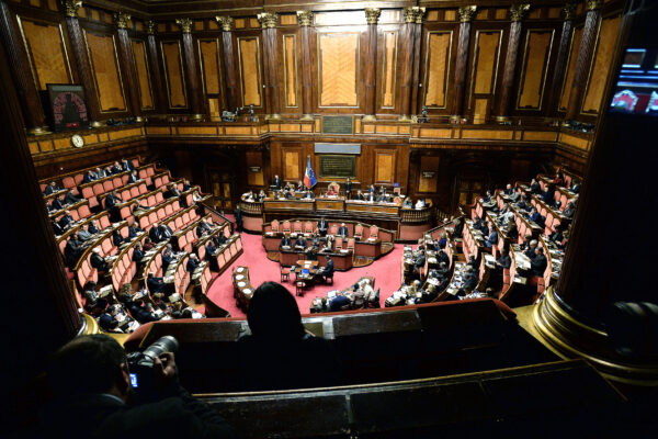 Super stipendi pubblici, via al tetto dei 240mila euro e scoppia la polemica: Draghi furioso