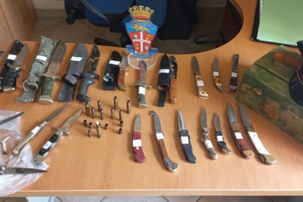 Aveva in casa coltelli, pugnali e baionette: pensionato denunciato
