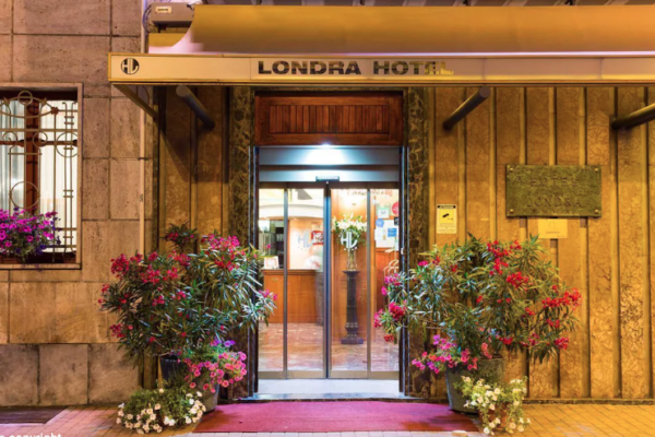 Omicidio in hotel, portiere ucciso nella hall: in caserma un sospettato