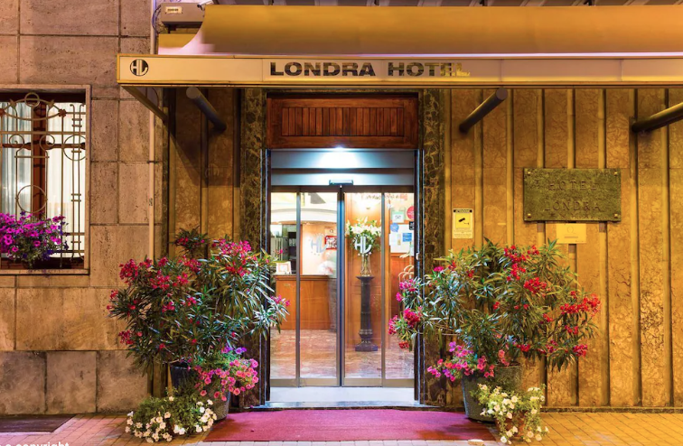 Omicidio in hotel, portiere ucciso nella hall: in caserma un sospettato