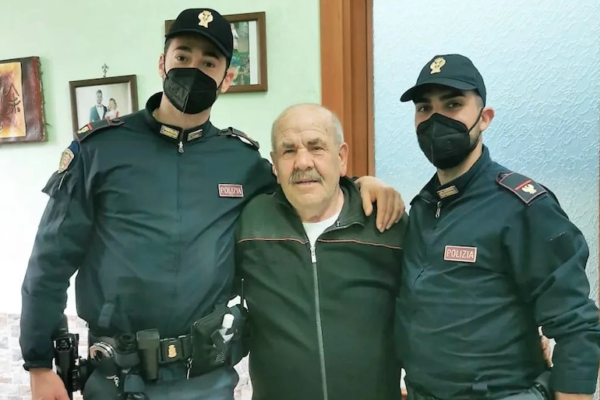 “Correte nonno non respira”, poliziotti salvano uomo: massaggio cardiaco con il 118 in vivavoce “Correte nonno non respira”, poliziotti salvano uomo: massaggio cardiaco con il 118 in vivavoce