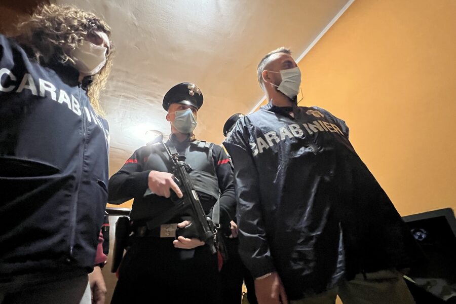 Spari dal balcone e stanza delle torture per punire cattivi pagatori, scacco alla gang di Carlomosti: “So’ brutti forte compà”