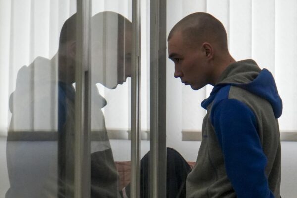 Vadim Shishimarin condannato all’ergastolo, la sentenza di Kiev per il ‘soldato bambino’ russo accusato di crimini di guerra
