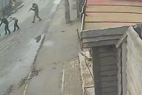 Massacro di Bucha, i video del Nyt sulla carneficina dei soldati russi: “Prove di crimini di guerra”