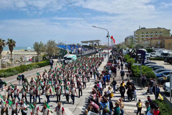 Molestie all’adunata degli Alpini, decine di denunce ma l’associazione ridimensiona: “Ci sono infiltrati”