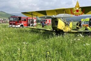 Pilota ha un infarto in volo durante le riprese di un film: atterra e salva cameramen, poi si accascia sui comandi e muore