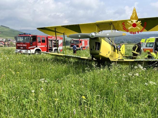 Pilota ha un infarto in volo durante le riprese di un film: atterra e salva cameramen, poi si accascia sui comandi e muore