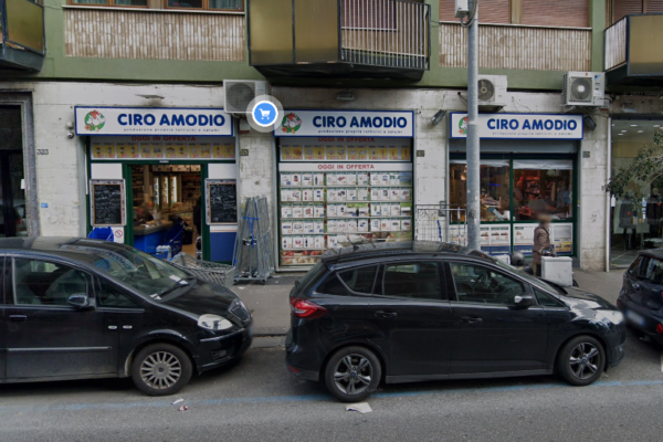 Rapina con pistole nel supermercato del Vomero, panico tra clienti e dipendenti: banditi in fuga col bottino Rapina con pistole nel supermercato del Vomero, panico tra clienti e dipendenti: banditi in fuga col bottino