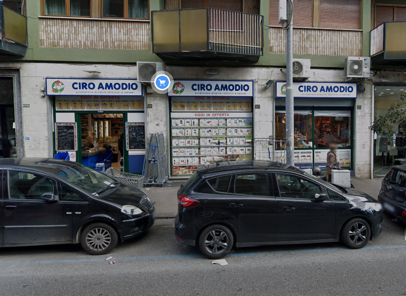 Rapina con pistole nel supermercato del Vomero, panico tra clienti e dipendenti: banditi in fuga col bottino