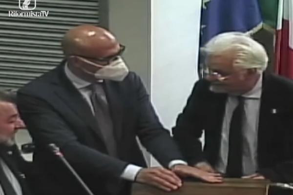 “Le ho consigliato gargarismi da pisello”, l’offesa di Rocco Leone (Fratelli d’Italia) all’assessora in Basilicata tra le risate dei colleghi