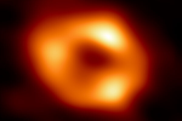 La prima foto del buco nero al centro della via Lattea: è la prova della sua esistenza