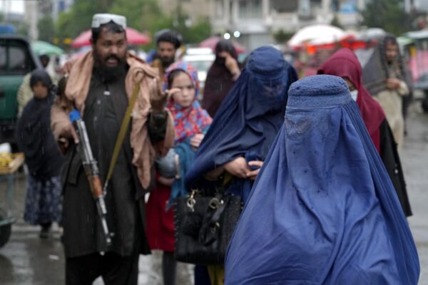 Burqa obbligatorio in pubblico, il diktat dei talebani alle donne: “Devono vivere in dignità e sicurezza”