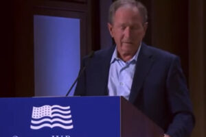 La clamorosa gaffe di George W. Bush: “Invasione dell’Iraq totalmente ingiustificata, volevo dire dell’Ucraina”