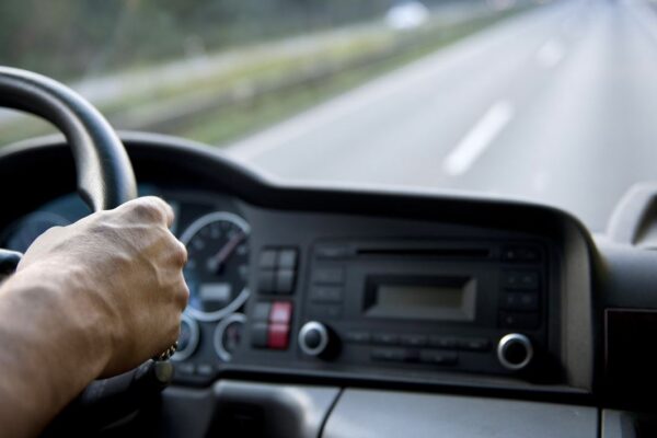 Camionisti spennati per il condizionatore acceso, la multa di 432 euro: “Caldo record, rischiamo la vita”