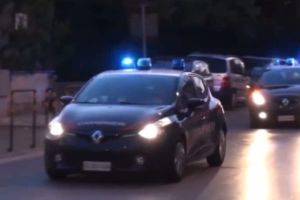 Blitz nel napoletano, 17 arresti tra clan rivali: in un agguato ferito per errore padre di un carabiniere