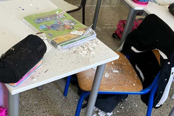 A scuola tra crolli e cortellate: a Napoli ci si affida ai miracoli