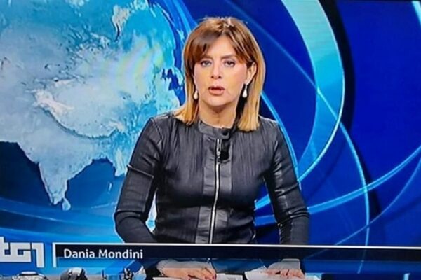 Dania Mondini, la giornalista del Tg1 messa in stanza col collega che soffre di flatulenza: indagati per stalking 5 vicedirettori