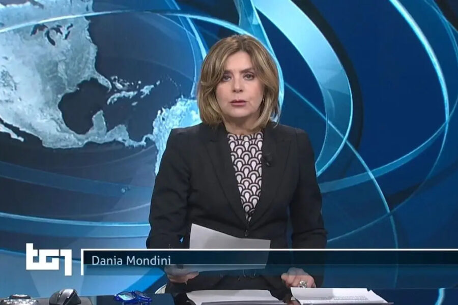 Chi è Dania Mondini, la giornalista del TG1 che ha denunciato i dirigenti Rai: “Per punizione in stanza con collega che non trattiene peti e rutti”