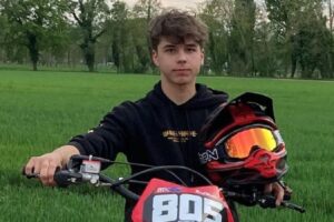 Travolto e ucciso da un poliziotto ubriaco, il 17enne Davide geolocalizzato dalla fidanzata: “Era sdraiata sopra di lui, lo abbracciava” Travolto e ucciso da un poliziotto ubriaco, il 17enne Davide geolocalizzato dalla fidanzata: “Era sdraiata sopra di lui, lo abbracciava”