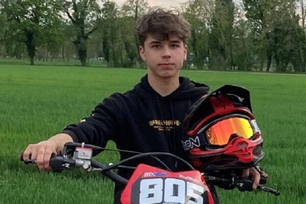 Travolto e ucciso da un poliziotto ubriaco, il 17enne Davide geolocalizzato dalla fidanzata: “Era sdraiata sopra di lui, lo abbracciava”