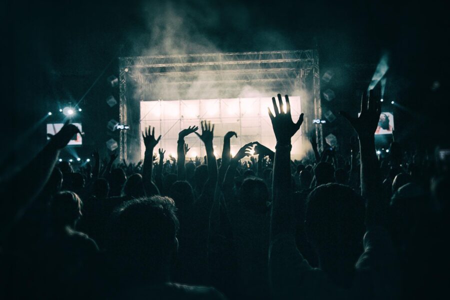 Scatta la rissa in discoteca, 29enne colpito al torace e alle braccia: 4 arresti