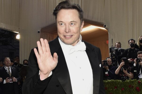 Elon Musk licenzia su Twitter un suo dipendente colpevole di averlo “corretto” sul social