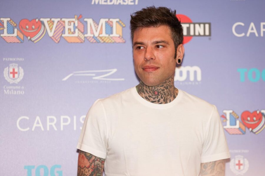 Fedez e la malattia: “Mi ritengo fortunato, al 90% va tutto bene e non ho fatto le chemio. Vedo il mondo a colori”