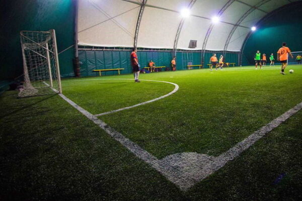 Accoltellato dopo la partita di calcetto, giallo sul ferimento di un 26enne