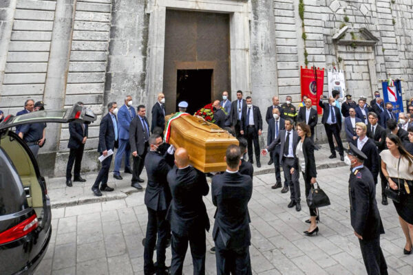 Funerali di Ciriaco De Mita, nella bara le sue carte napoletane