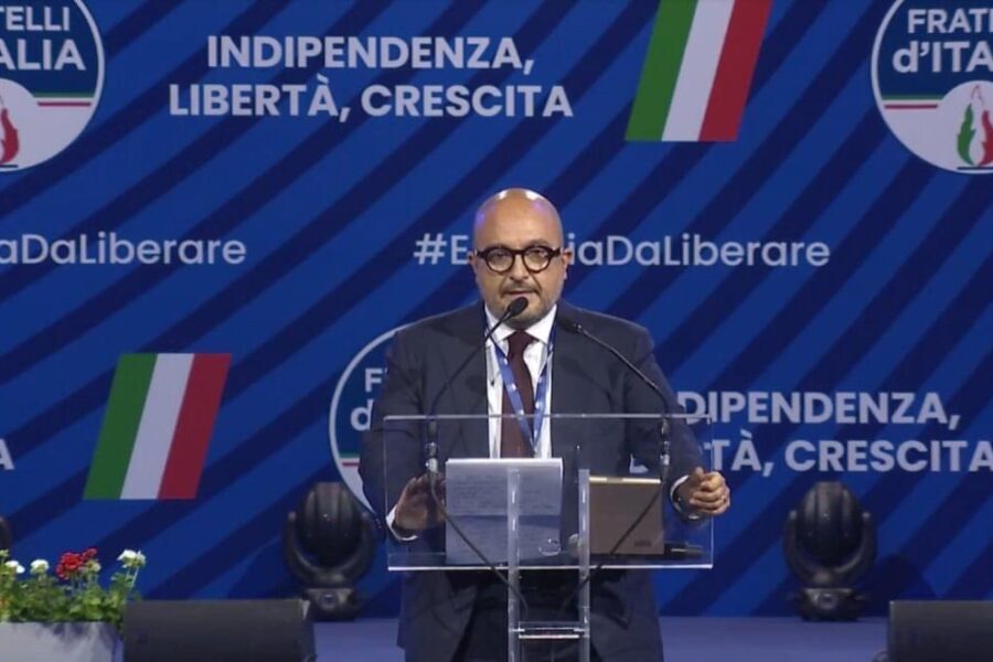 Sangiuliano sul palco della convention di Giorgia Meloni, la Rai “richiama” il direttore del Tg2 per l’intervento con FdI
