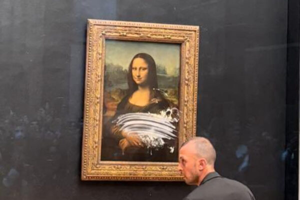 Lancia una torta sulla Gioconda, l’atto vandalico al Louvre: “L’ho fatto per il pianeta Terra”